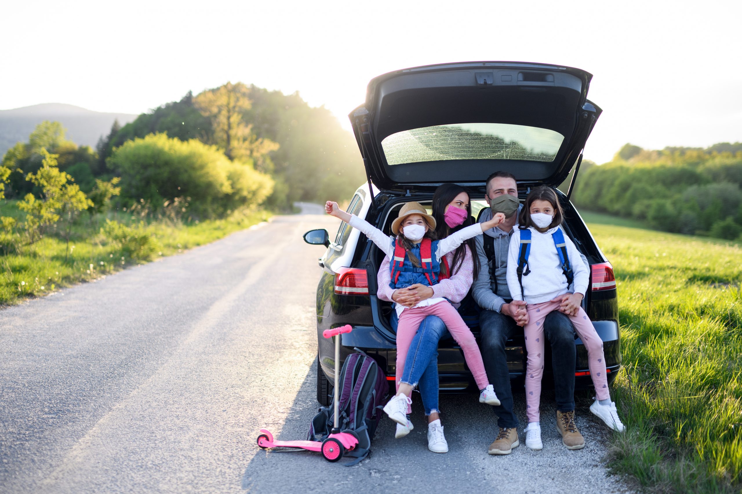 Развлечения в поездку. Путешествие на автомобиле. Путешествие с семьей. Семья путешествует. Семейная машина для путешествий.